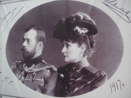 Jekaterinenburg - Kathedraal van het Bloed - foto van Nicolaas II en tsarina Alexandra in 1917